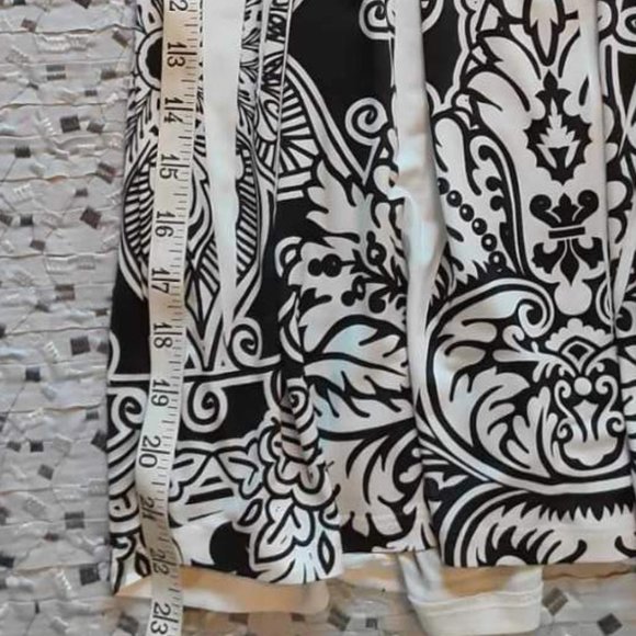 Elegant Black and White Patterned Dress - Picture 9 of 10